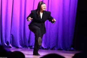 Yasemin Sakallıoğlu İzmir’de Kahkaha Fırtınası Estirdi