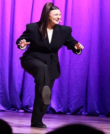 Yasemin Sakallıoğlu İzmir’de Kahkaha Fırtınası Estirdi