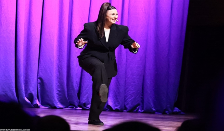 Yasemin Sakallıoğlu İzmir’de Kahkaha Fırtınası Estirdi