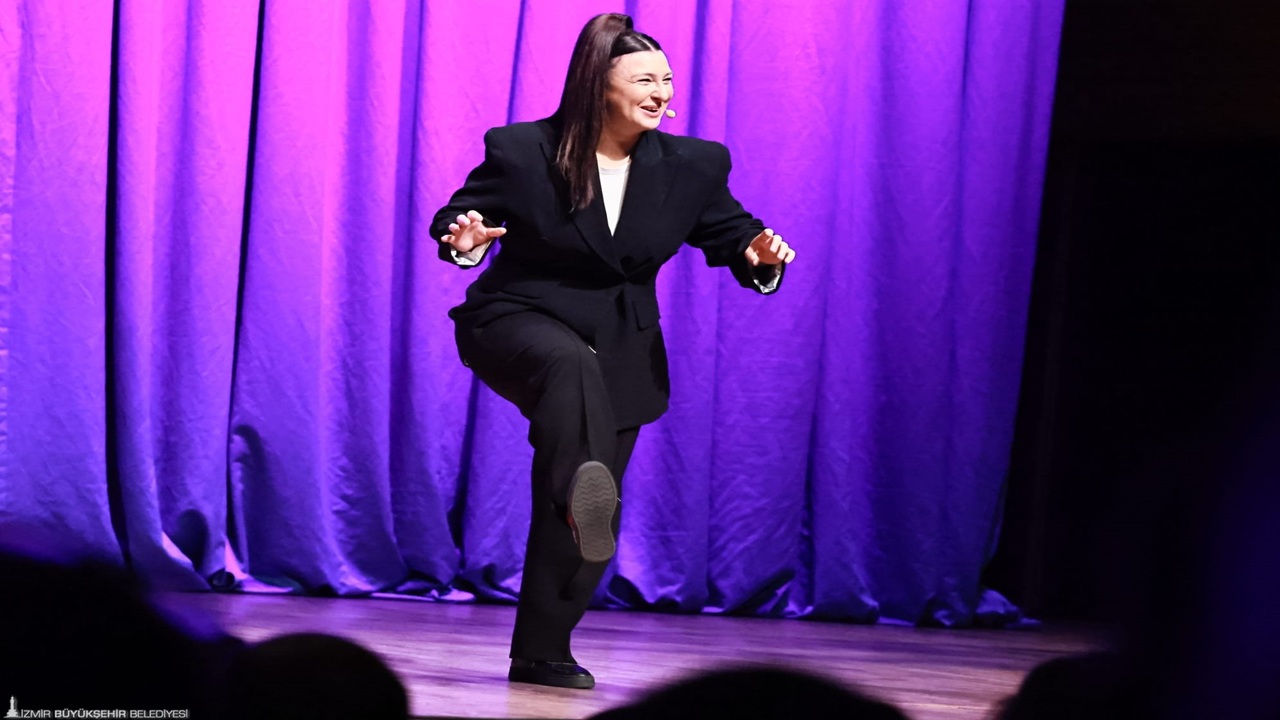 Yasemin Sakallıoğlu İzmir’de Kahkaha Fırtınası Estirdi